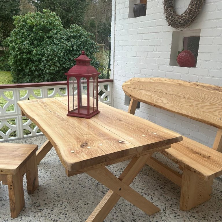 Sitzgarnitur aus Vollholz