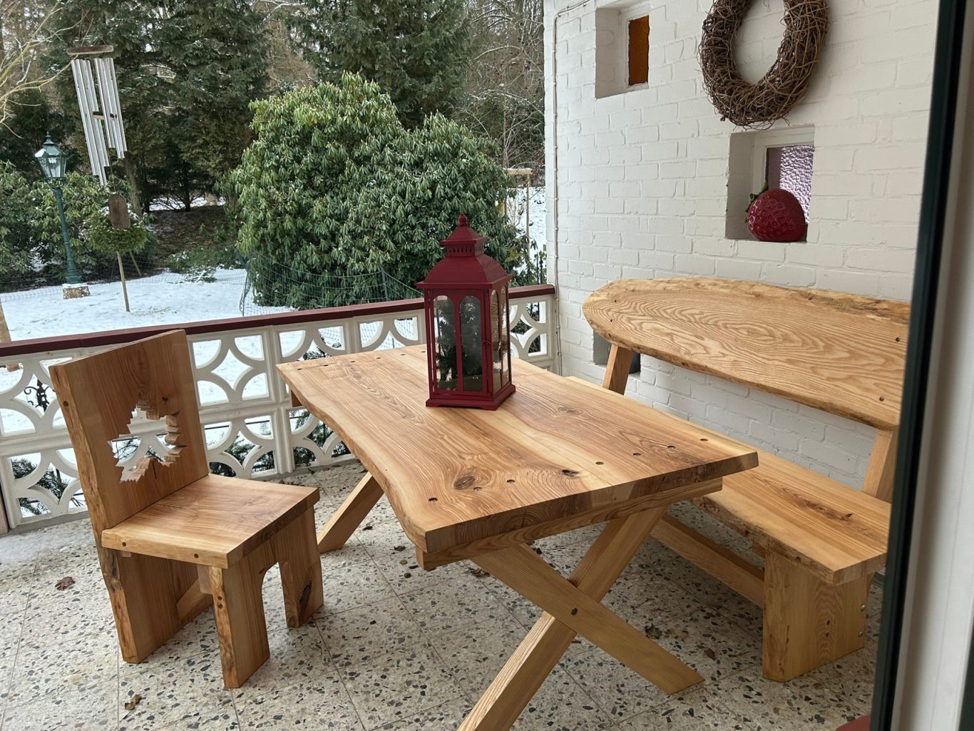 Zu den rustikalen Holzmöbeln Holztisch mit Bank und Stuhl