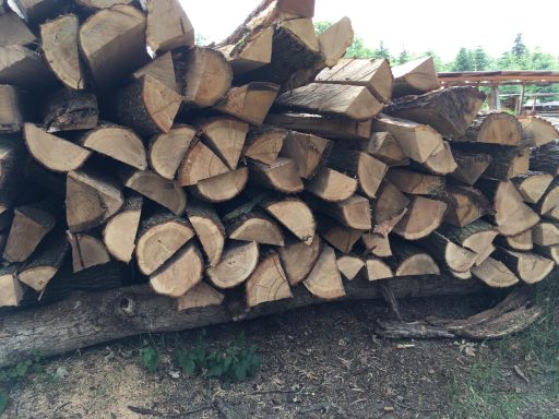 Zertifizierte Eichenpfähle aus heimischem Forst.